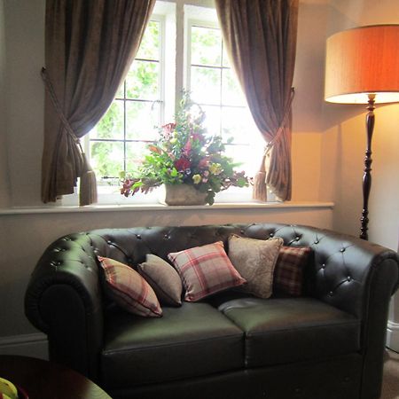 Hotel The Three Crowns Chagford Zewnętrze zdjęcie A leather sofa