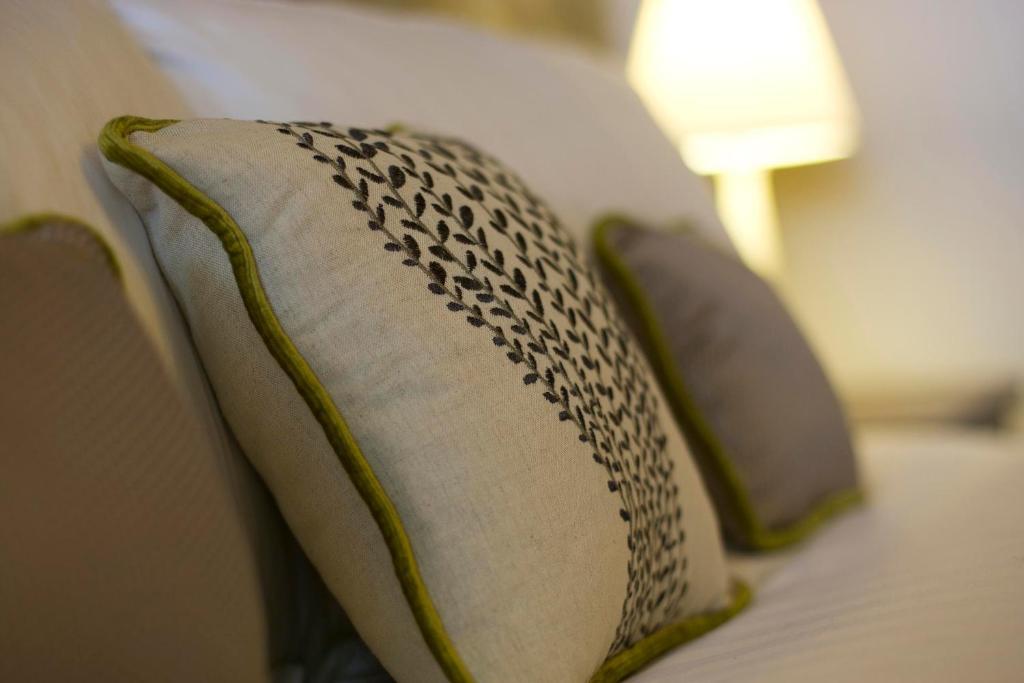 Hotel The Three Crowns Chagford Zewnętrze zdjęcie A throw pillow