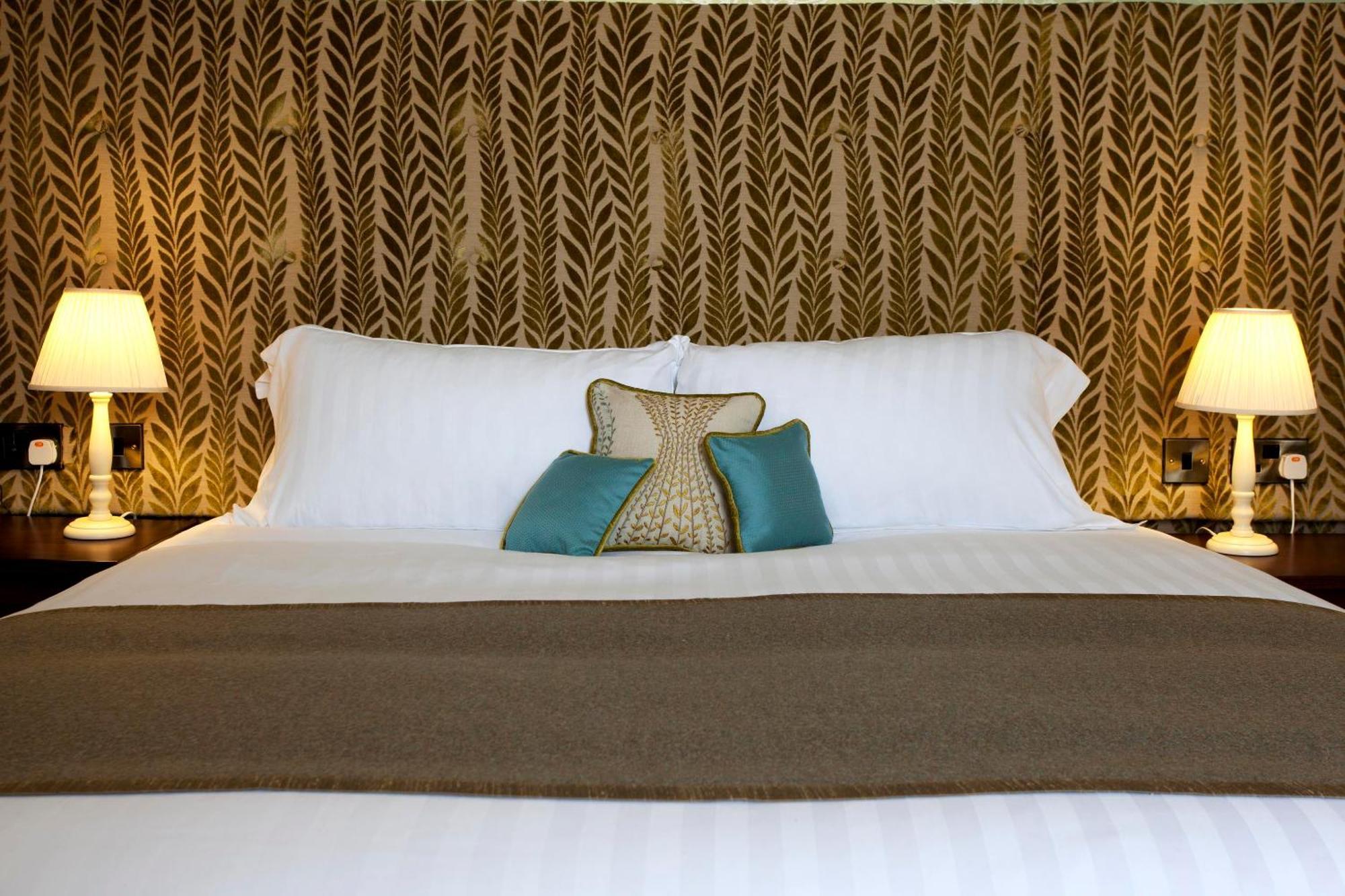 Hotel The Three Crowns Chagford Zewnętrze zdjęcie A bed with a headboard