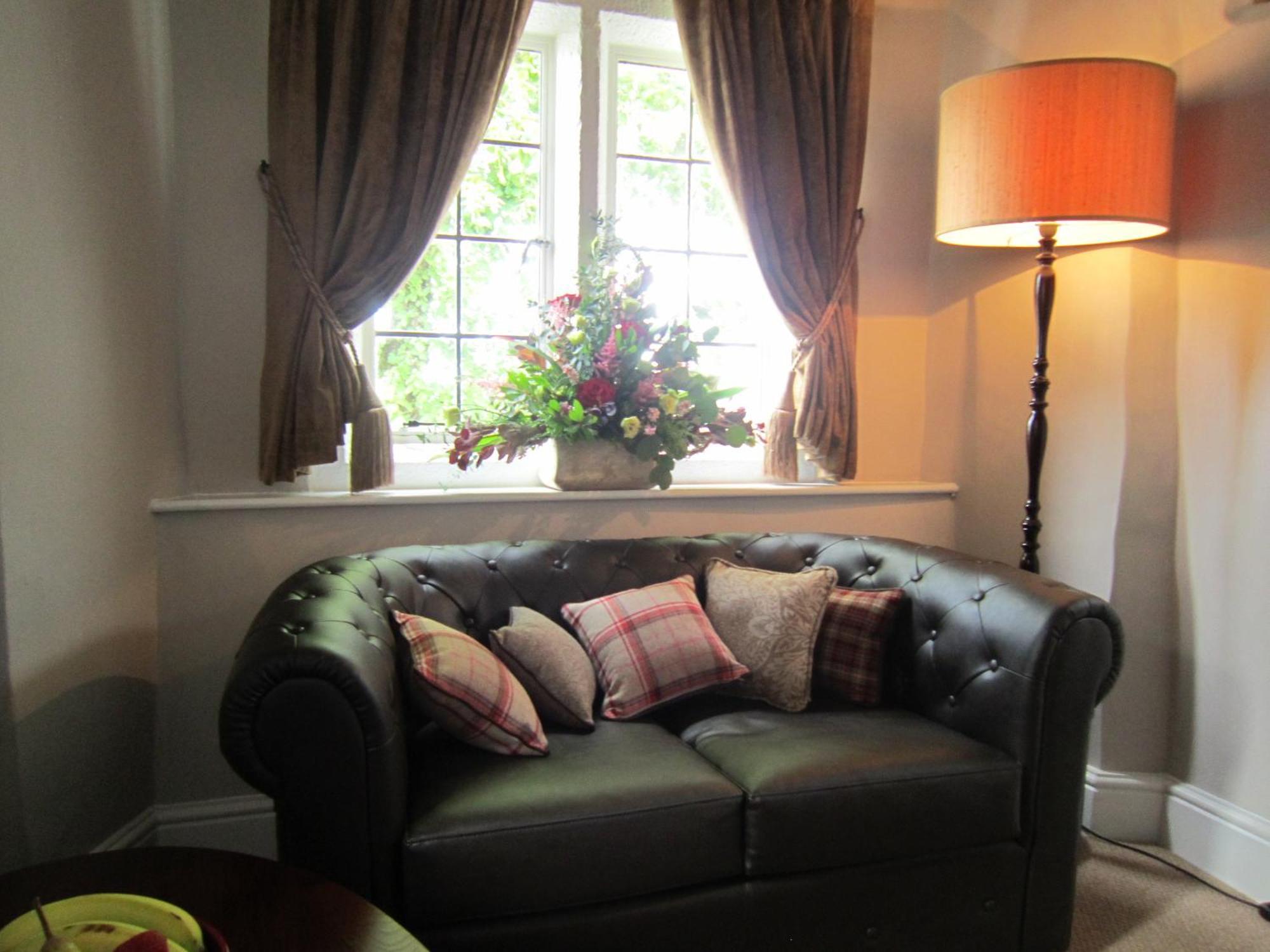 Hotel The Three Crowns Chagford Zewnętrze zdjęcie A leather sofa