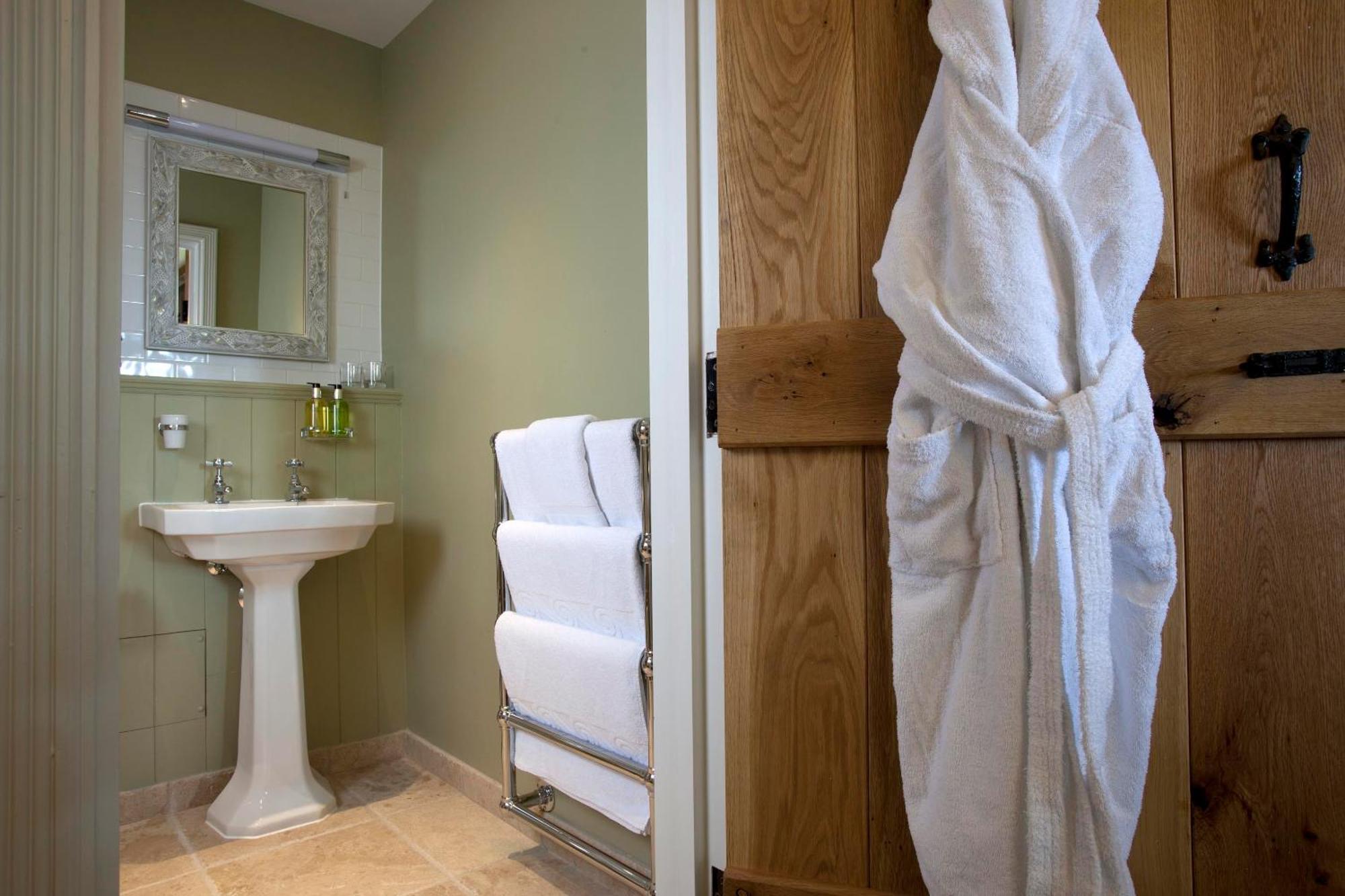 Hotel The Three Crowns Chagford Zewnętrze zdjęcie A bathrobe hanging on a door