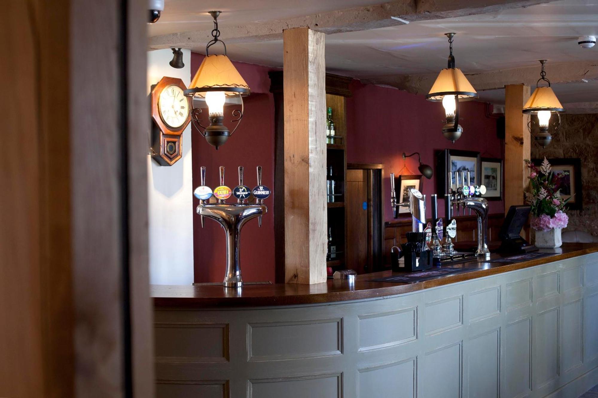Hotel The Three Crowns Chagford Zewnętrze zdjęcie The bar at The Old Red Lion