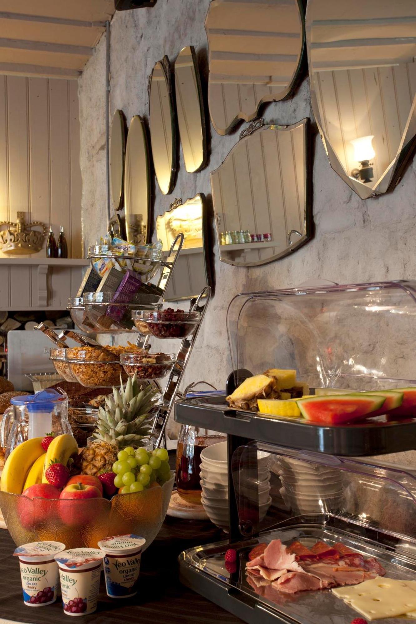 Hotel The Three Crowns Chagford Zewnętrze zdjęcie A buffet at a hotel