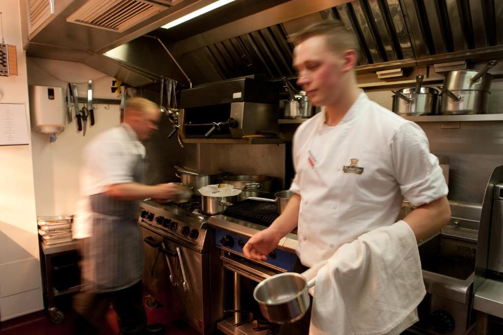 Hotel The Three Crowns Chagford Zewnętrze zdjęcie A sous chef in a restaurant kitchen