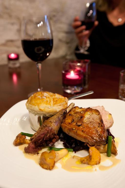 Hotel The Three Crowns Chagford Zewnętrze zdjęcie A chicken and bacon pie with a glass of red wine